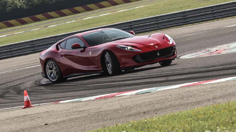 Καίγοντας τα ελαστικά της Ferrari 812 Superfast!